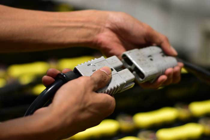 Verhuurder tractiebatterijen accu's en batterijladers