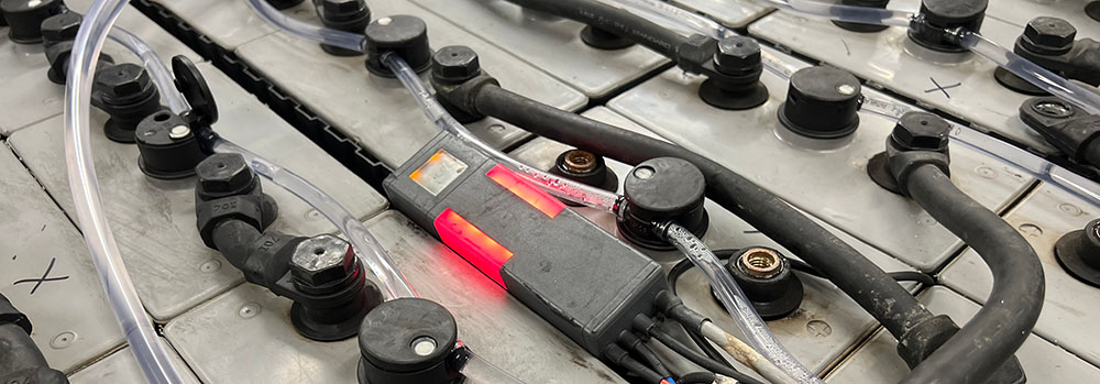 Ontdek waarom de verschuiving van CAPEX naar OPEX in 2026 slimmer is voor uw logistieke operatie. Behoud liquiditeit, verminder risico's en profiteer van flexibele batterijverhuur.